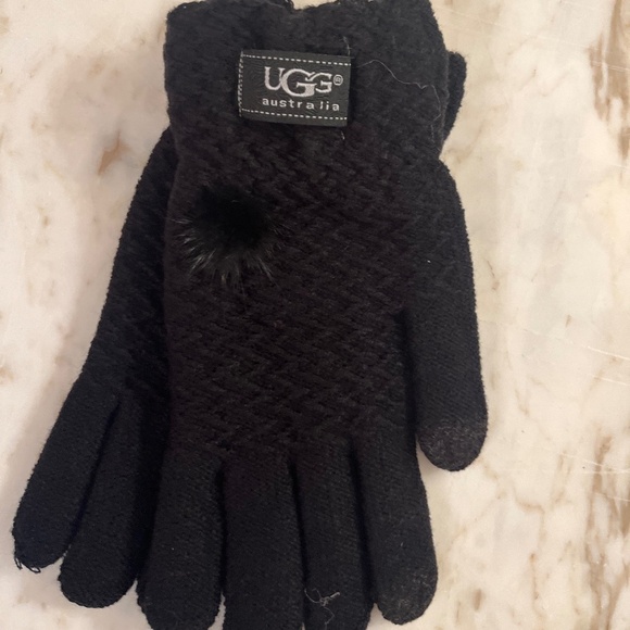 UGG Winter Black    Sweater Weather pom pom hat infinity scarf Set. NWT - Picture 6 of 7